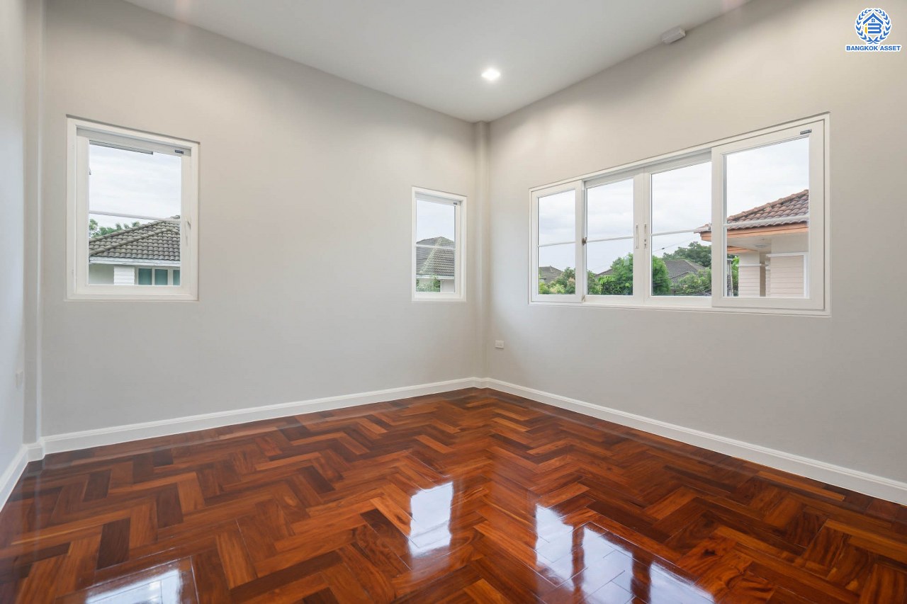 บ้านมือสองตกแต่งใหม่ โครงการ ธนานนท์ ราชพฤกษ์ เนื้อที่ 60 ตร.ว. ฟังก์ชัน 3 ห้องนอน 3 ห้องน้ำ จอดรถได้ 2 คัน พร้อมห้องอเนกประสงค์ 1 ห้อง สามารถปรับเปลี่ยนเป็นห้องทำงาน หรือห้องนอนได้ตามความต้องการ Facilities ตอบโจทย์ทุกกิจกรรม! บนทำเลติดถนนราชพฤกษ์ ใกล้วงเวียนพระราม5 เซ็นทรัลเวสต์เกต และรถไฟฟ้า "สถานีบางรักน้อยท่าอิฐ"